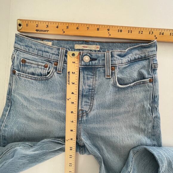 Levi's Premium Wedgie Jeans Womens Sz 26 Button Fly Light Wash High Rise Blue - Picture 10 of 12